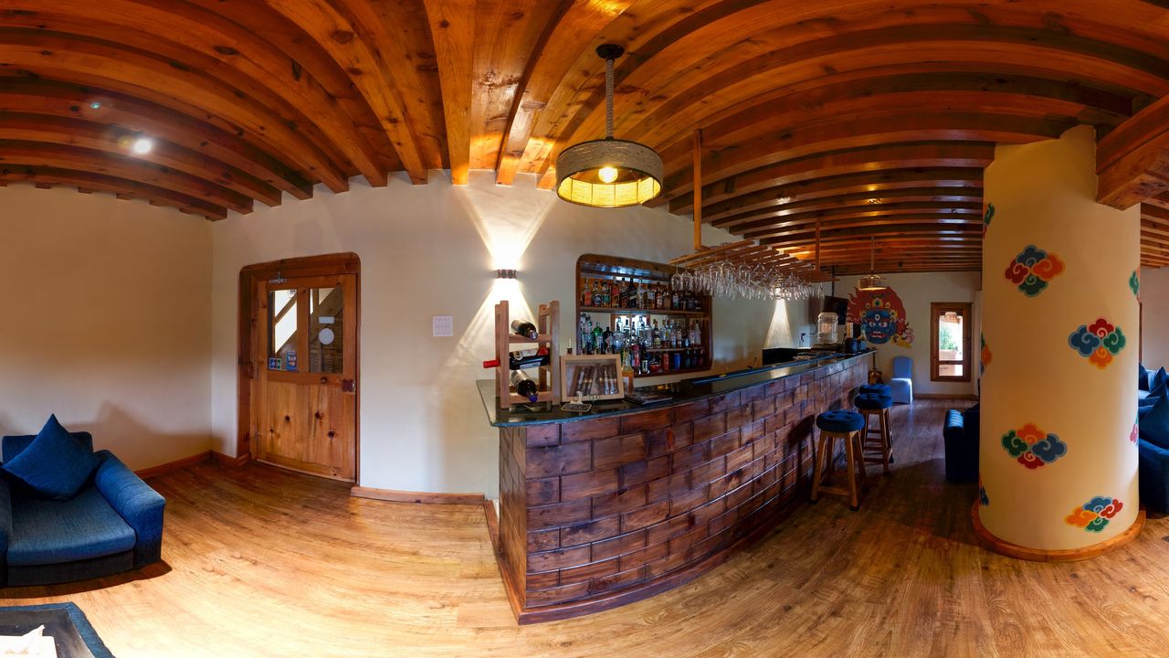 360-degree tour of the Zomsa bar